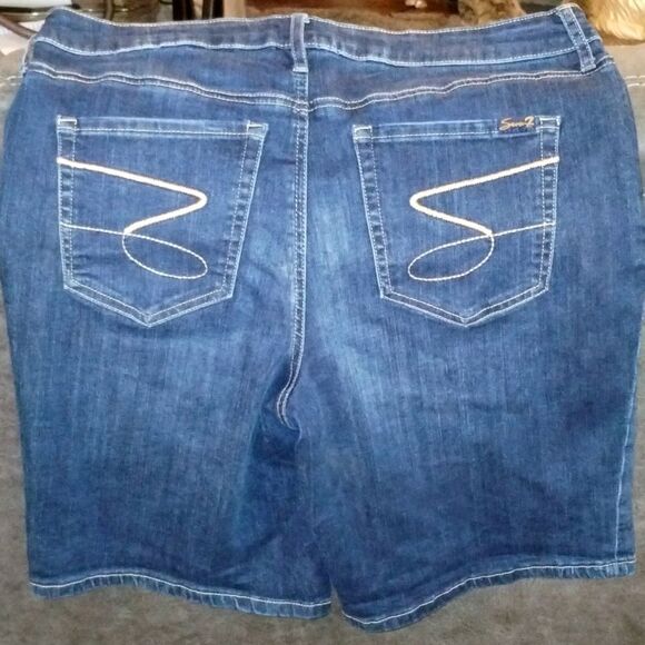 Seven 7 Plus Size Women's Weekend Bermuda Denim Jean Shorts Size 16 - Picture 3 of 7